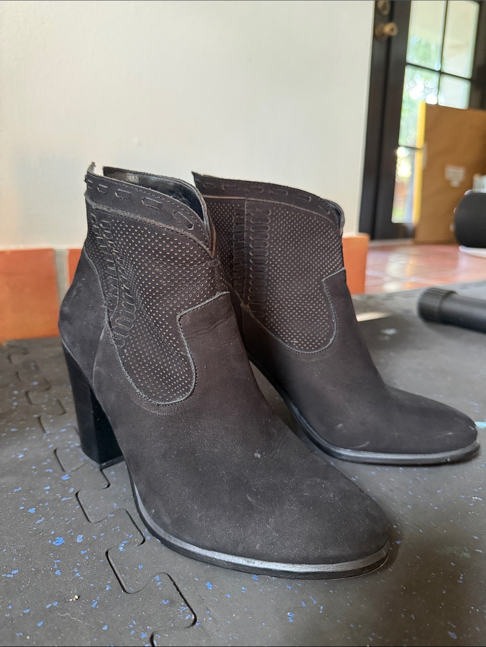 Women's Black Suede Block Heel Ankle Boots Vince Camuto size 8
